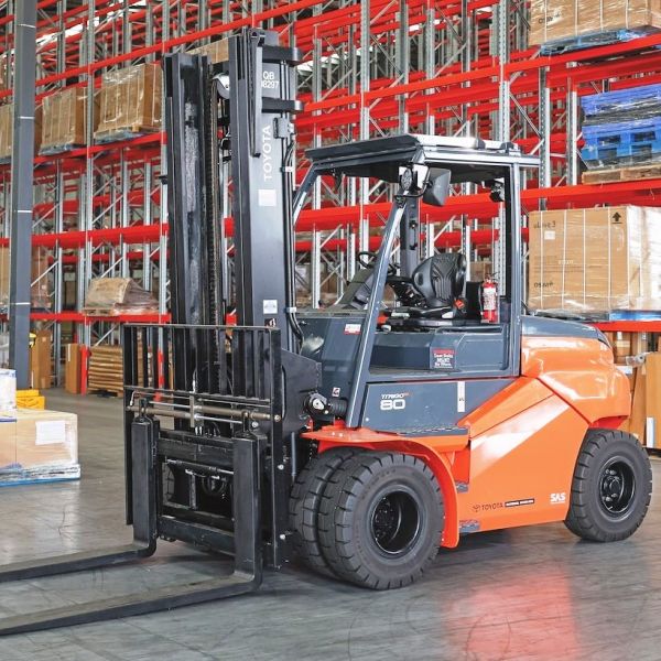 Cho thuê xe nâng Toyota động cơ dầu nâng hạ hàng dưới 6 tấn Cho thuê xe nâng Toyota động cơ dầu nâng hạ hàng dưới 6 tấn